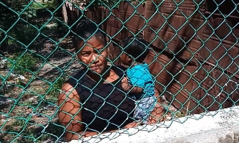 la señora con el bebe cargado