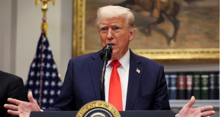 TRUMP CON LAS MANOS ABIERTAS