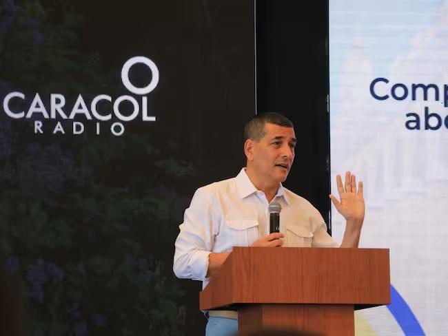 con el logo de caracol