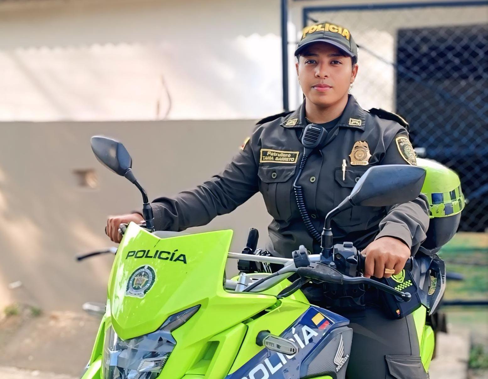 la policia en la moto