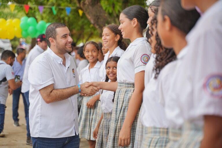 yamilito saludando a las alumnas