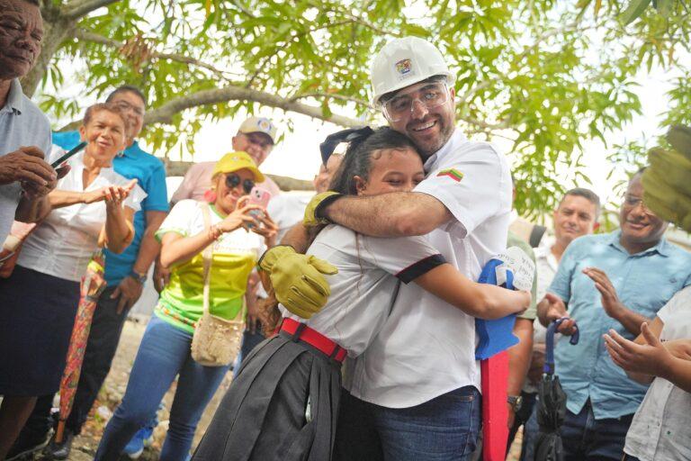 abrazo con la niña y el gober