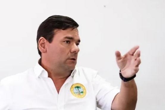 bruno con la mano alzada