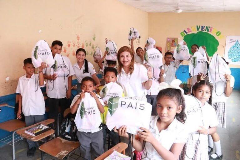 claudia con los kits