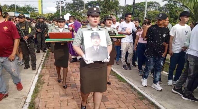 con la foto de la muerta