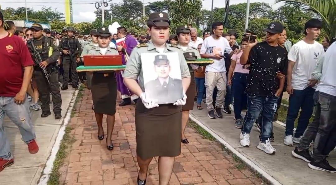 con la foto de la muerta