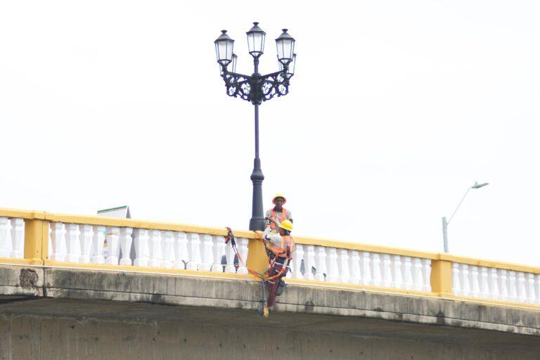 arreglando luminarias del puente