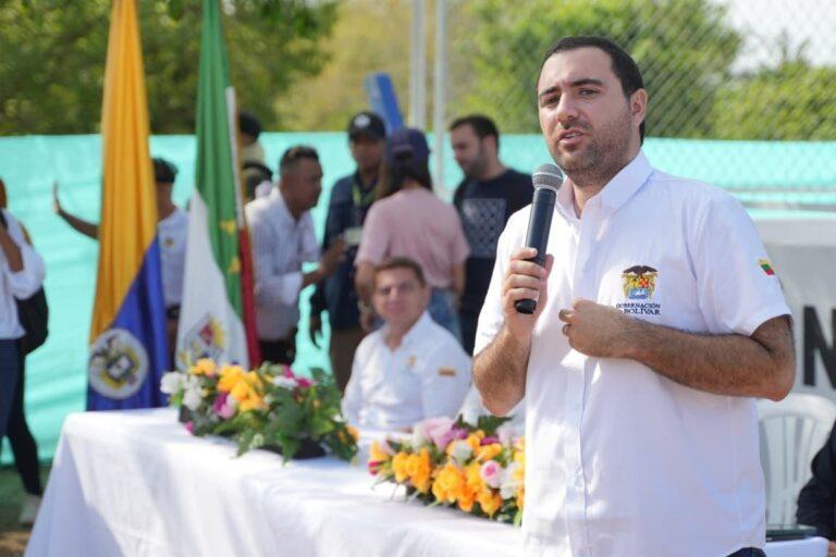 con el microfono en la mano