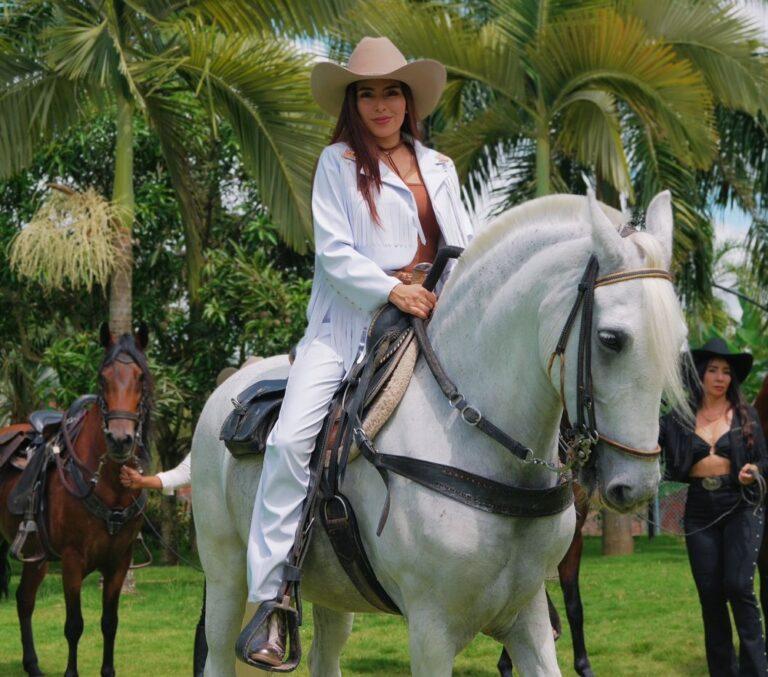 la vieja en el caballo