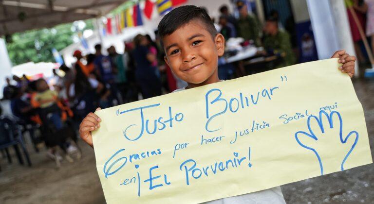 niño con el cartel