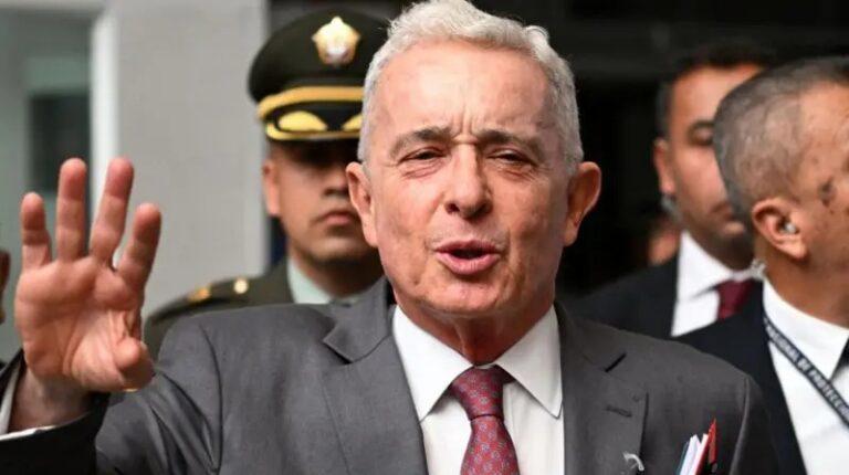 uribe con la manito arriba
