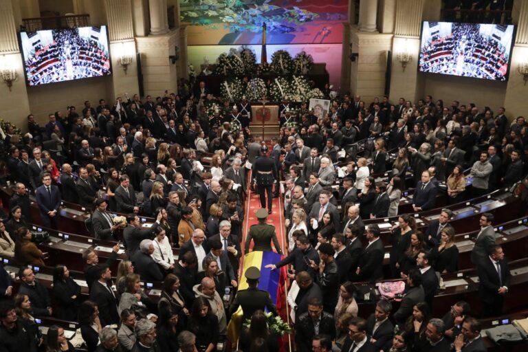 congreso despide a miguel uribe