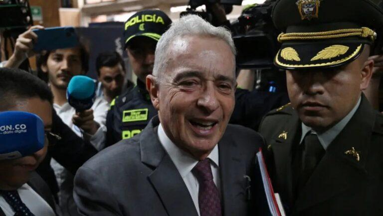 uribe sonriendo