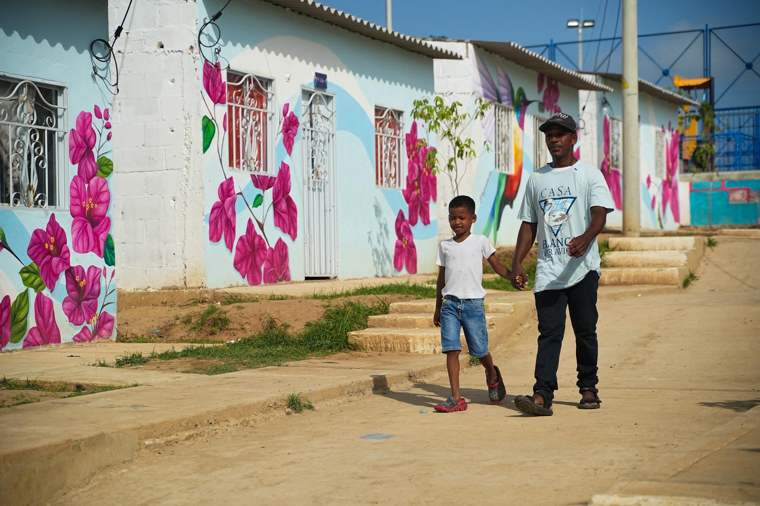 caminando con el papa de la mano