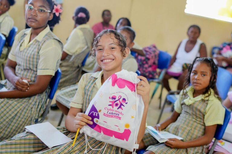 niña con la mochila