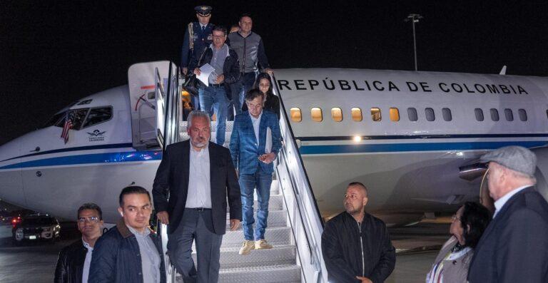 petro bajando del avion