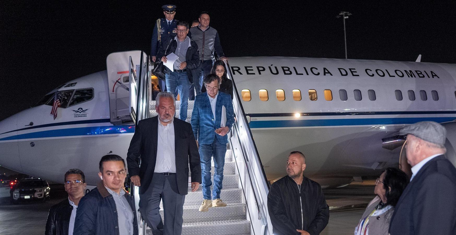 petro bajando del avion