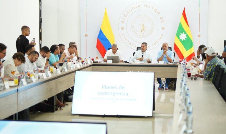 sudeb se sienta a la mesa