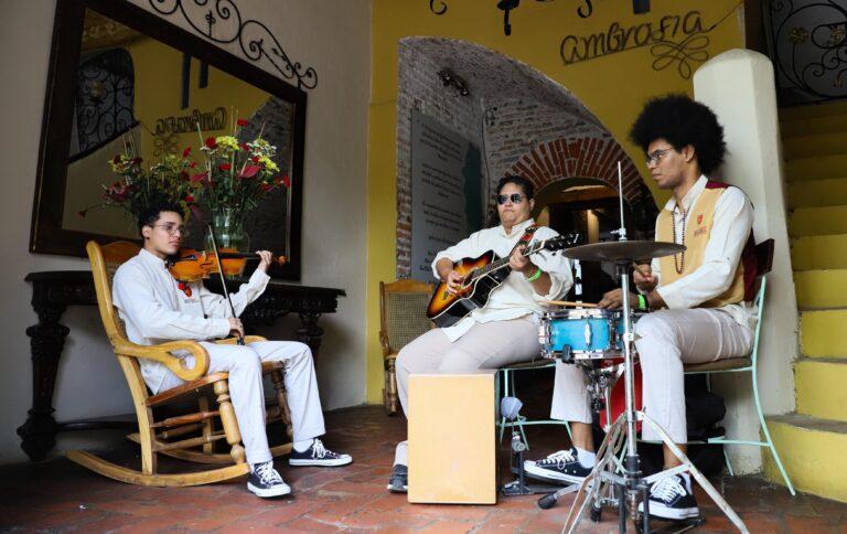 tocando el violin ok