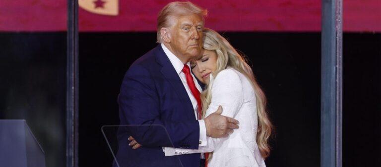 trump abrazando a la viuda