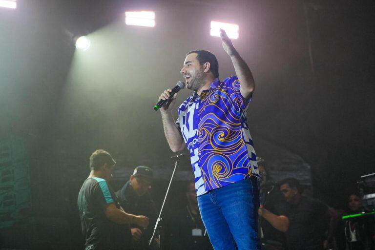 yamilito con el brazo arriba