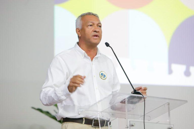 alberto martinez, secretario