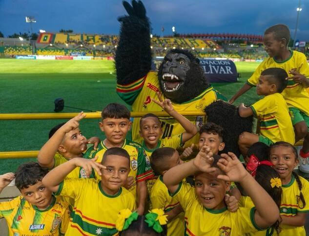 el mico con los niños