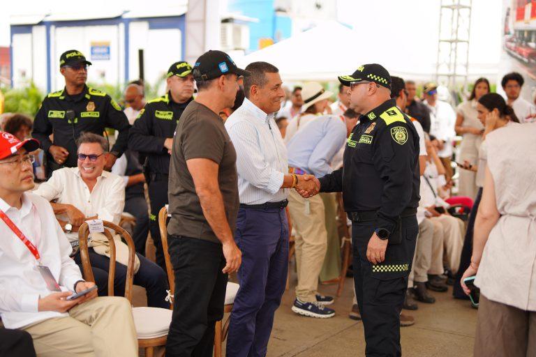 estrechan la mano