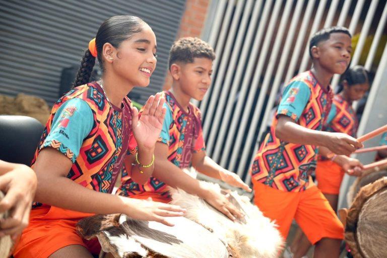 niña tocando el tambor