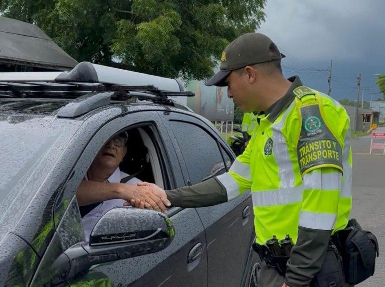 policia y gente se da la mano