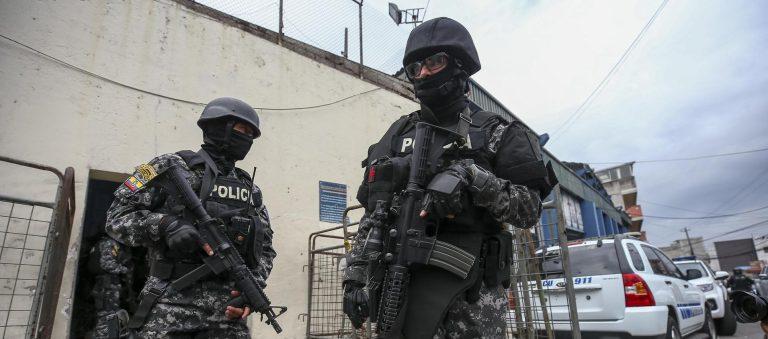 soldados con fusiles