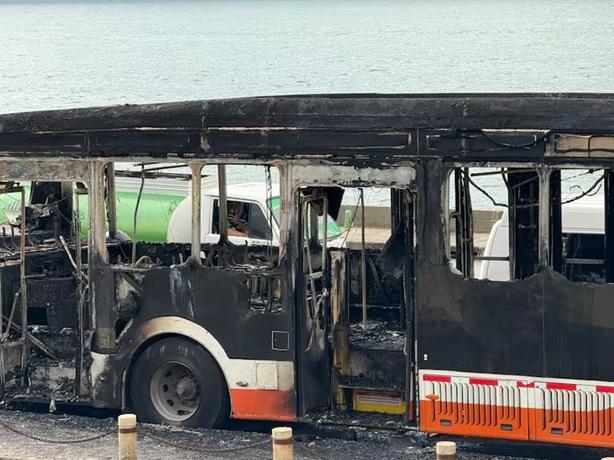 BUS EN LLAMAS
