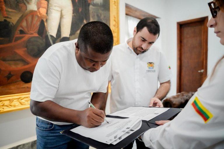 EL ALCALDE FIRMANDO