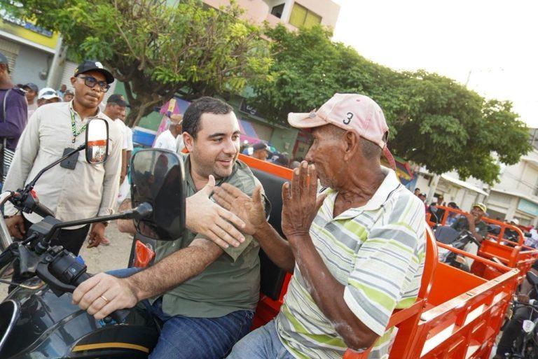 YAMILITO DANDO LA MANO