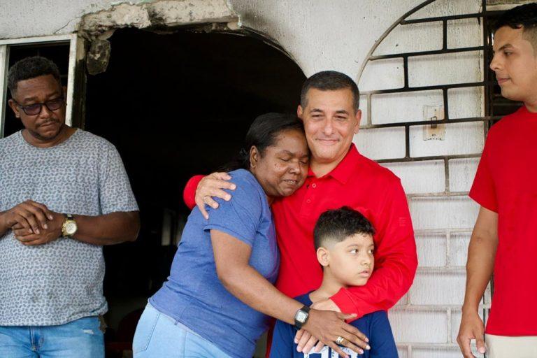 dumek abraza a la sra