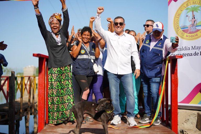 dumek con el brazo arriba