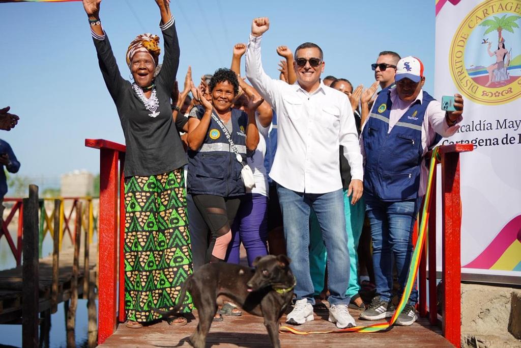 dumek con el brazo arriba