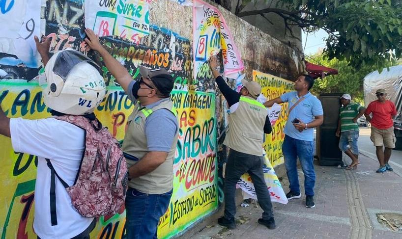 quitando carteles