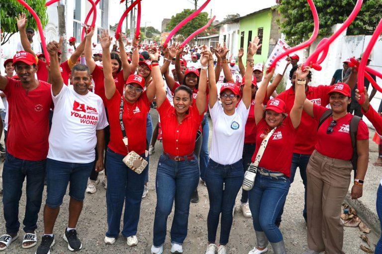 yolanda con los brazos arriba