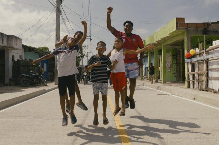 NIÑOS SALTANDO