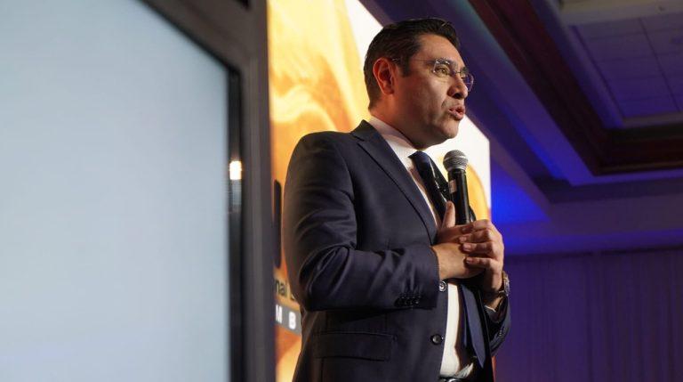 con el microfono en la mano