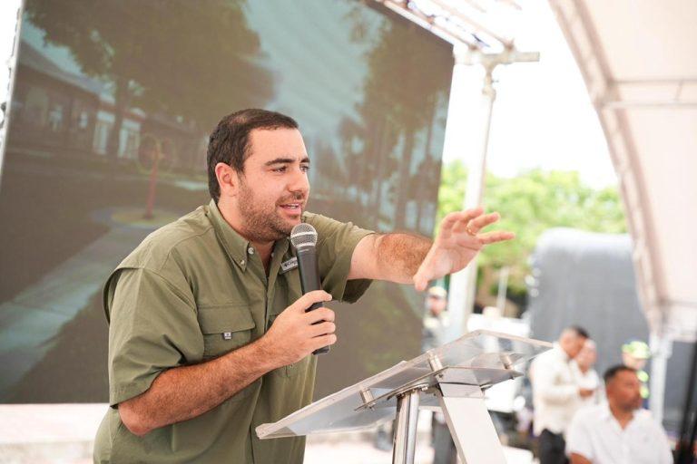 gober con el brazo izquierdo arriba