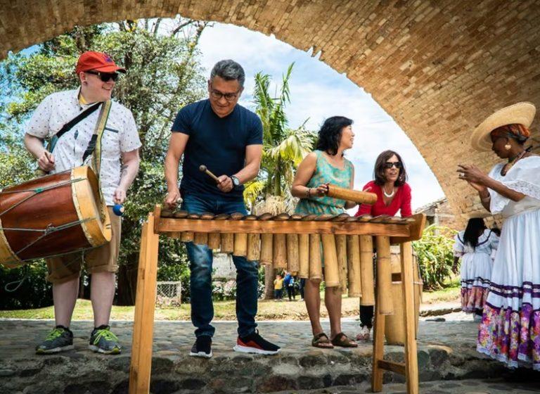 tocando la marimba