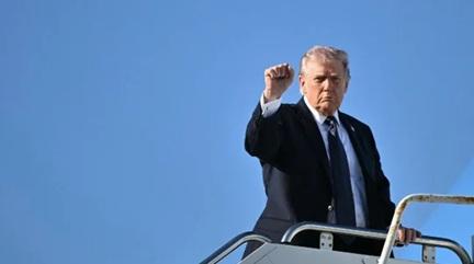 trump con el brazo arriba