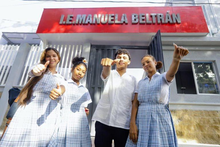 ESTUDIANTES DEDO ARRIBA