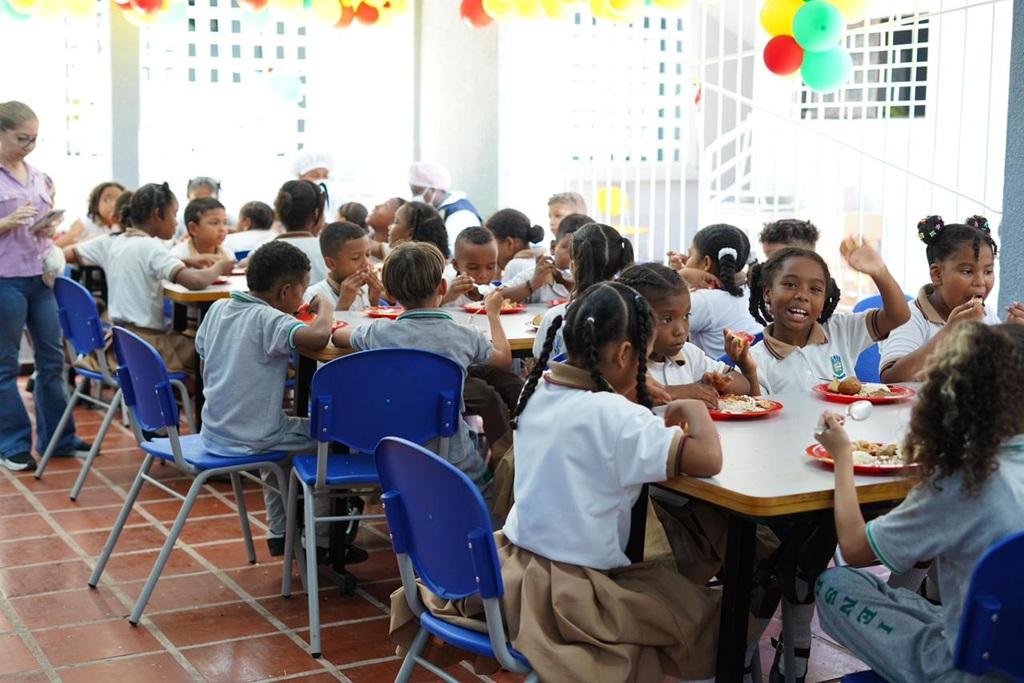 NIÑOS CELEBRANDO