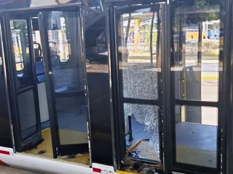 bus vandalizado