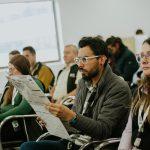 con el periodico en la mano