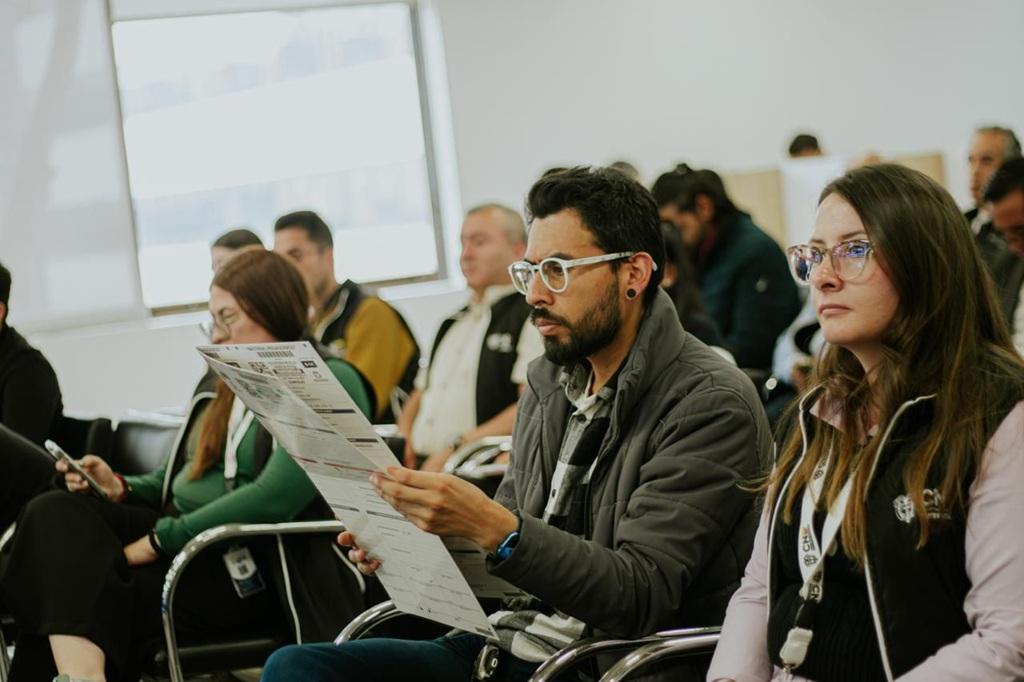 con el periodico en la mano