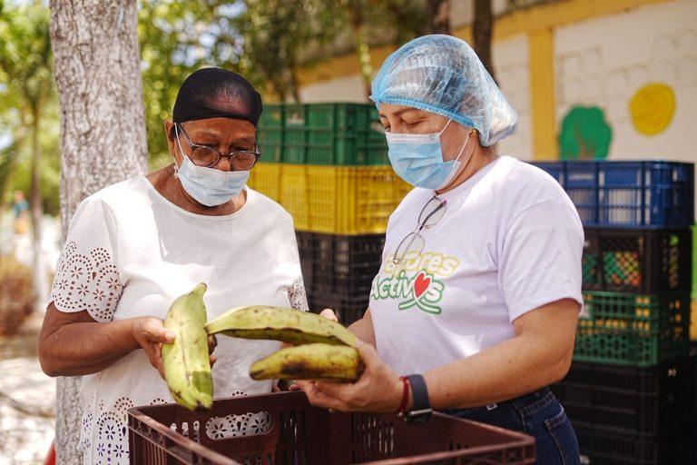 con el platano en la mano